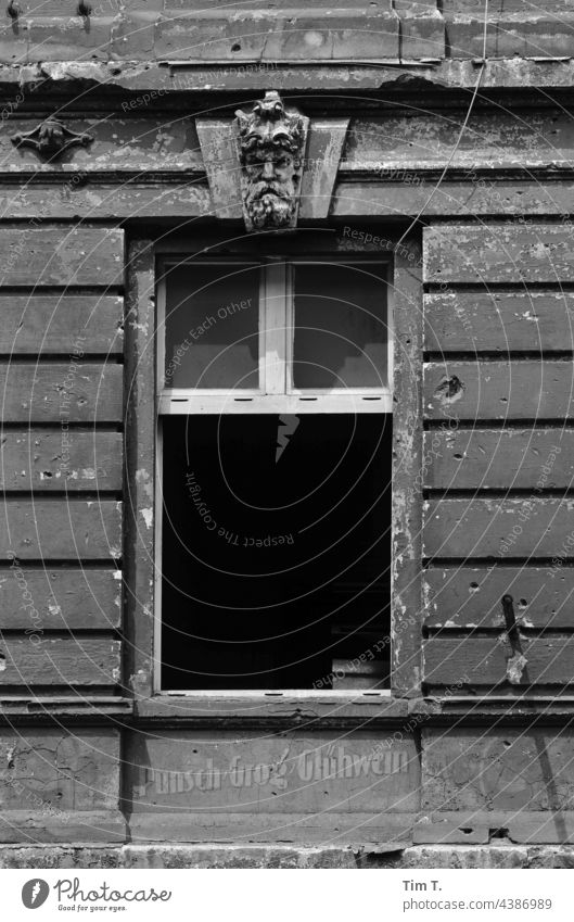 ein altes Berliner Fenster mit Punsch Werbung darunter pappelallee Prenzlauer Berg Grog Glühwein s/w bnw Außenaufnahme Stadt Hauptstadt Stadtzentrum Tag
