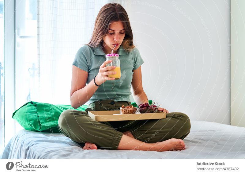 Frau beim Frühstück im Schlafzimmer Bett zu Hause Gesundheit Saft Morgen trinken natürlich frisch jung Getränk Lebensmittel Lifestyle Beeren Frucht Vitamin