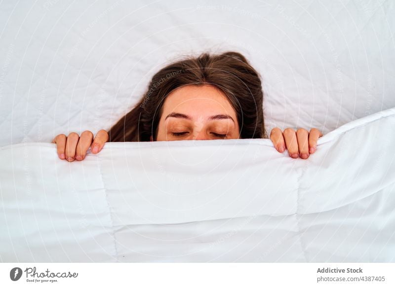 Junge Frau schläft unter einer Decke Bett schlafen Deckblatt gemütlich LAZY Morgen ruhen heimwärts Lügen Augen geschlossen sich[Akk] entspannen Komfort jung