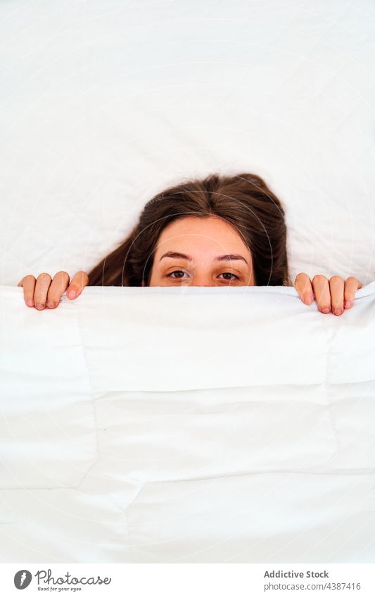 Junge Frau schläft unter einer Decke Bett schlafen Deckblatt gemütlich LAZY Morgen ruhen heimwärts Lügen sich[Akk] entspannen Komfort jung friedlich weich weiß