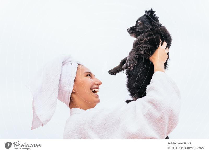 Erfreute Hündin umarmt Hund nach der Dusche Frau Spa Umarmung Lächeln Sauberkeit Hautpflege Hygiene Haustier Besitzer jung heiter Glück sich[Akk] entspannen