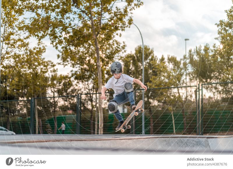 Skater bei einem Trick auf einer Rampe im Skatepark Junge springen Skateboard Stunt Skateplatz extrem Teenager Schlittschuh Aktivität Energie über der Erde Mut