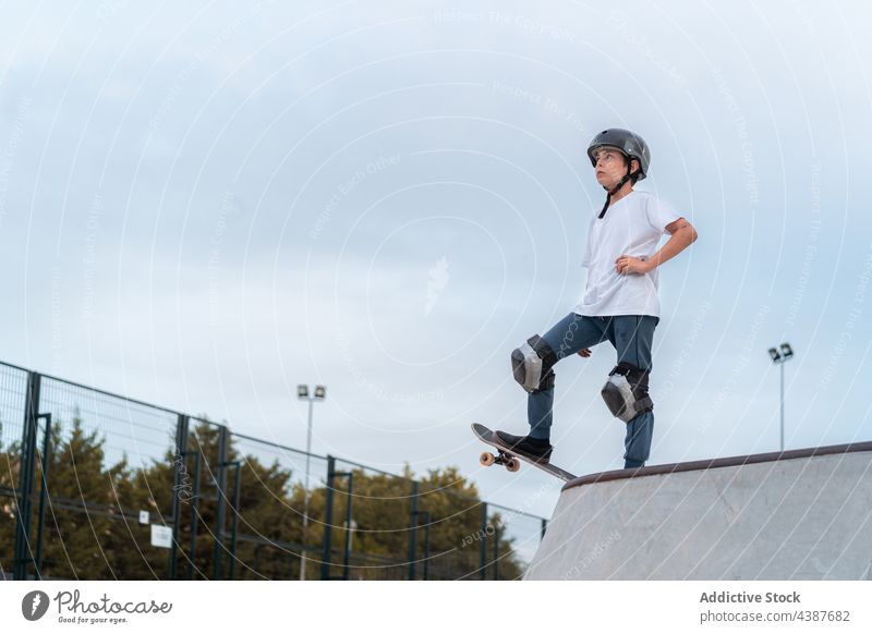 Teenager fährt Skateboard im Skatepark Junge Skater Mitfahrgelegenheit Skateplatz Aktivität Schlittschuh Fähigkeit Energie stehen Hobby urban Park