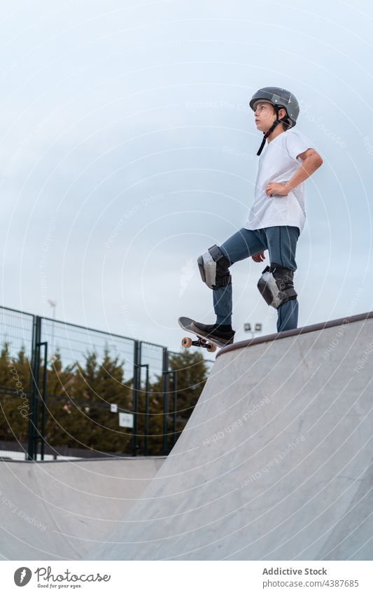 Teenager fährt Skateboard im Skatepark Junge Skater Mitfahrgelegenheit Skateplatz Aktivität Schlittschuh Fähigkeit Energie stehen Hobby urban Park