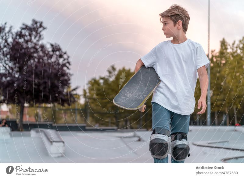 Jugendlicher mit Skateboard im Skatepark Skater Junge Skateplatz Teenager Hobby urban Rampe Aktivität cool Hipster Individualität Erholung ernst Fokus