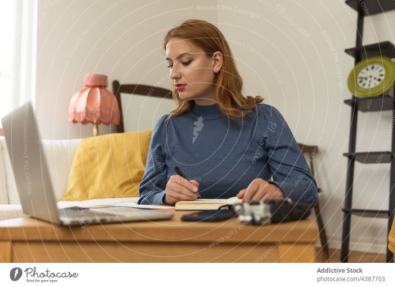 Frau macht Notizen und bereitet sich auf die Aufnahme eines Podcasts vor Radio Wirt Aufzeichnen vorbereiten schreiben zur Kenntnis nehmen Notebook Mikrofon