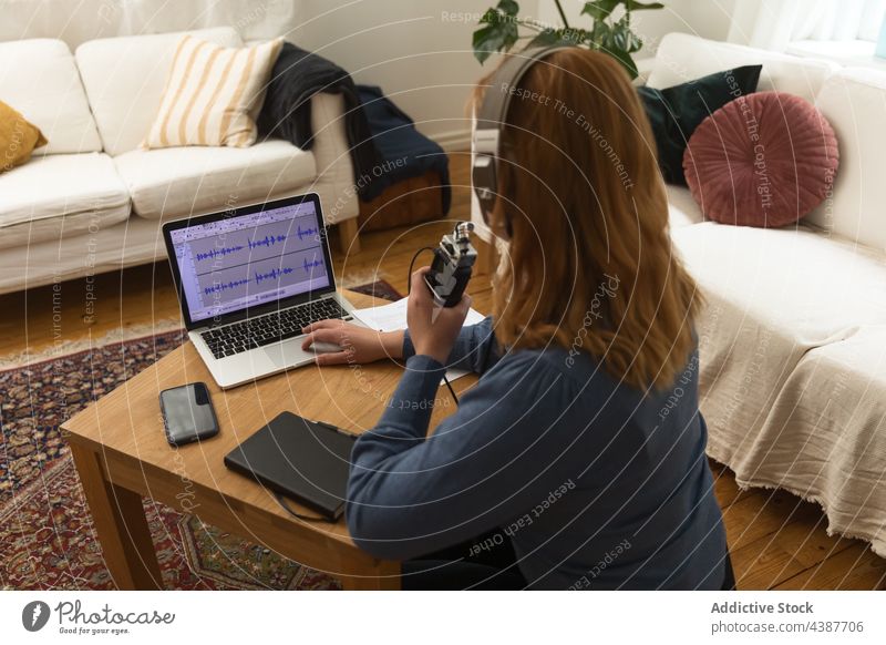 Anonyme Frau nimmt Podcast zu Hause auf Aufzeichnen Mikrofon sprechen Kopfhörer Ausstrahlung reden Laptop benutzend Wirt Radio heimwärts Audio Blogger Headset