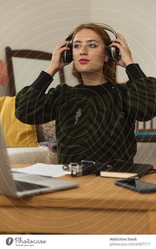 Frau bereitet sich auf die Aufnahme eines Podcasts zu Hause vor Aufzeichnen Kopfhörer Radio Wirt vorbereiten Ausstrahlung Headset Mikrofon Laptop heimwärts