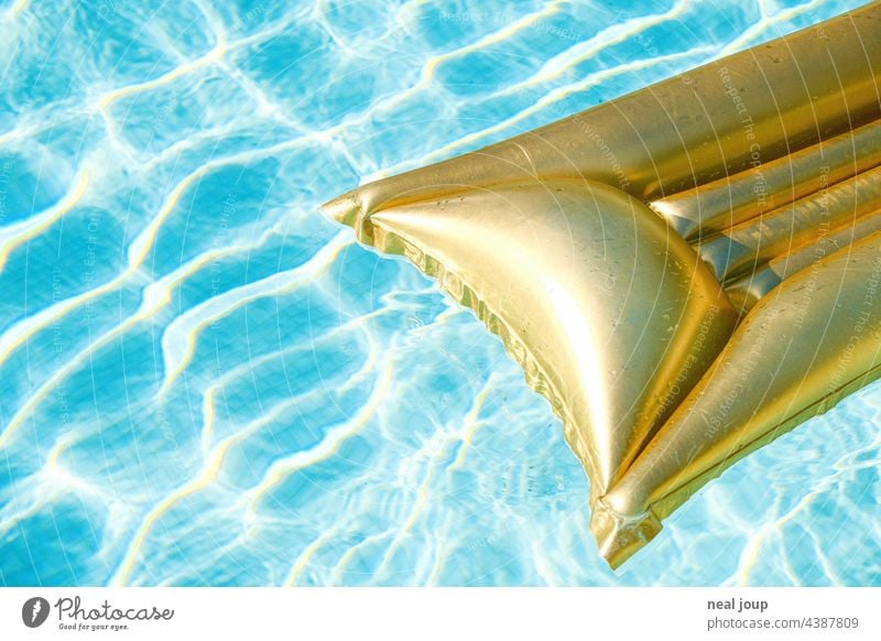 Goldenen Luftmatratze in kristallklarem Wasser mit Lichtreflexen Urlaub Pause Sommerurlaub Pool Poolparty klares Wasser blau Reflexe Erholung Schwimmen & Baden