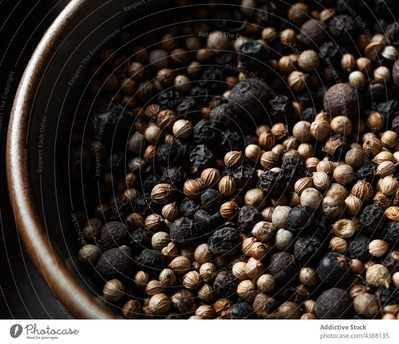 Nahaufnahme eines Stapels von Pfefferkörnern von oben gesehen Gewürz vereinzelt Samen weiß Würzig Bestandteil Essen zubereiten Korn Hintergrund Paprika