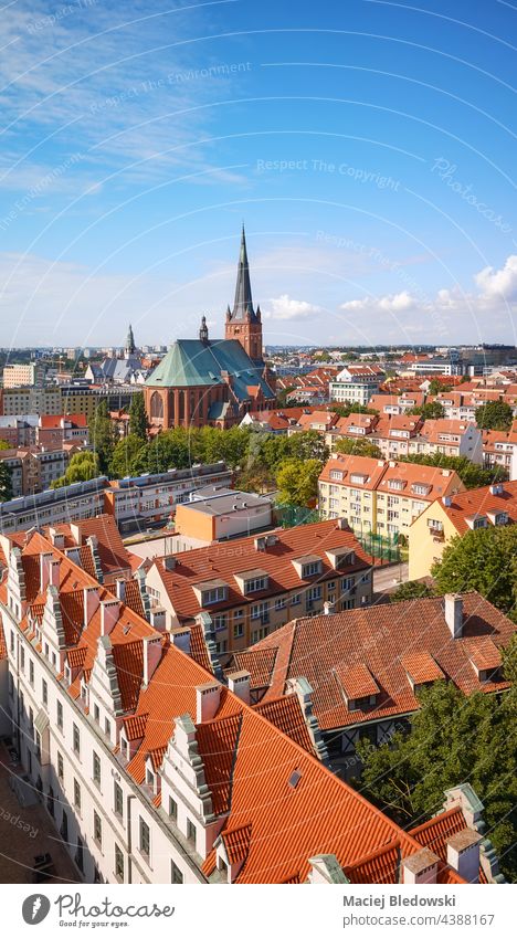 Luftaufnahme der Stadt Stettin mit der Kathedrale in der Ferne, Polen. Szczecin Großstadt Antenne Stadtbild Gebäude Skyline Haus Dach Europa sonnig Ansicht