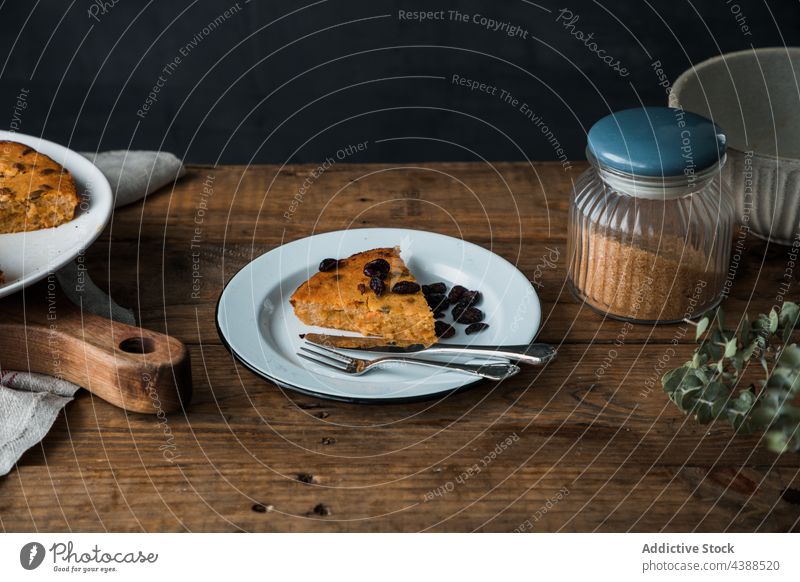 Stück Kürbiskuchen auf Teller Pasteten Spielfigur rustikal Tradition Dessert lecker Holz Koch Tisch heimwärts geschnitten Gebäck Scheibe Speise Mahlzeit süß