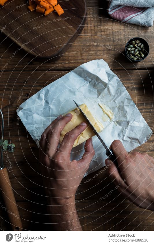 Kropfenkoch schneidet Butter für Teig Mann geschnitten Koch Gebäck Tisch rustikal Küche Messer Spielfigur männlich hölzern Ei Samen Lebensmittel Bestandteil