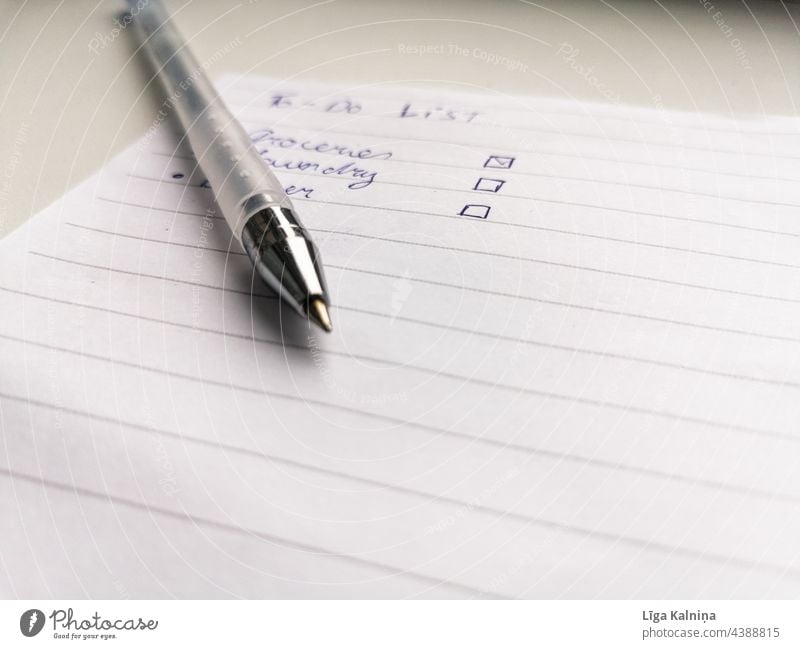 Stift liegt auf To-do-Liste Aufgabenliste Zettel schreiben Papier Nahaufnahme Schreibstift weiß Hinweis Notebook Textfreiraum Mitte Page leer Hintergrund Schot