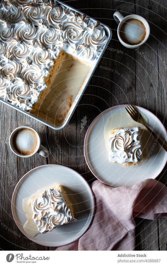 drei Milks-Kuchen und Kaffeebecher melken gebacken Lebensmittel Gebäck selbstgemacht Pasteten süß lecker Dessert imprägniert Tasse stark cremig Mousse