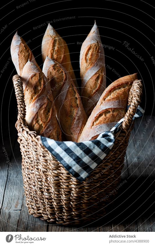 Frisch gebackene Baguettes im Korb Brot frisch Lebensmittel Französisch Weizen Gesundheit Bäckerei Korn organisch lecker traditionell Mehl Roggen geschmackvoll