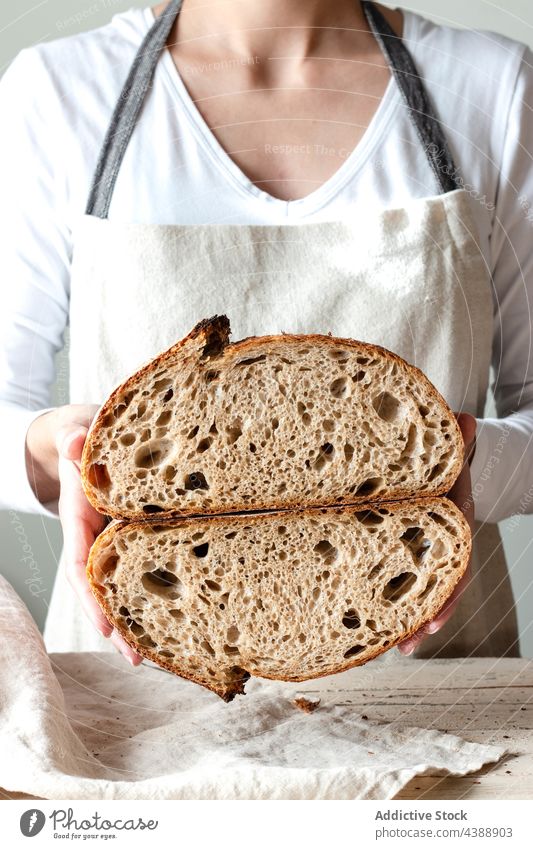 Hände mit frisch gebackenem Sauerteigbrot Hand Brot Lebensmittel Roggen Gesundheit organisch Hälfte Korn Frau Bäcker lecker traditionell weich Mehl