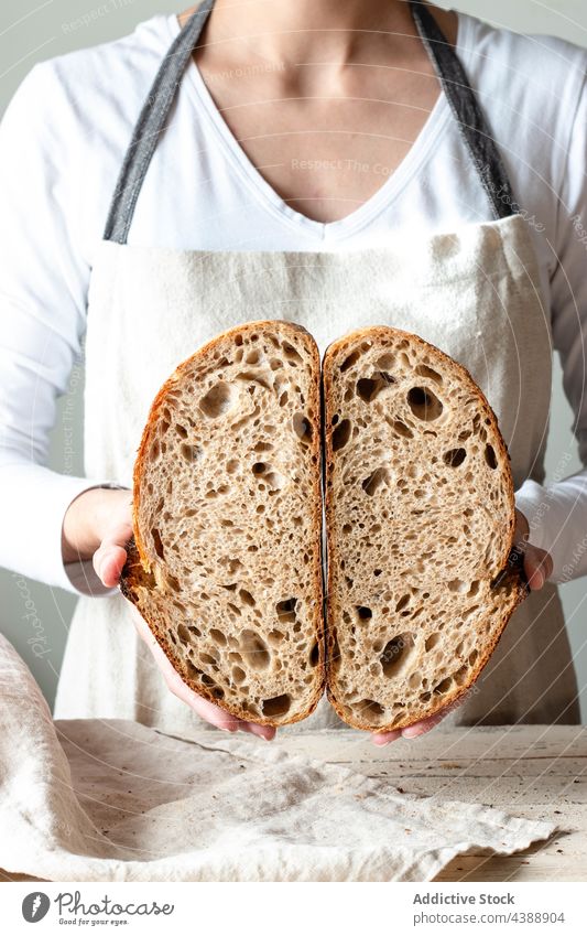 Hände mit frisch gebackenem Sauerteigbrot Hand Brot Lebensmittel Roggen Gesundheit organisch Hälfte Korn Frau Bäcker lecker traditionell weich Mehl
