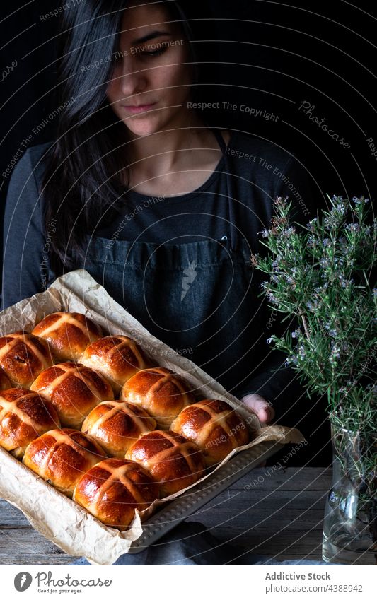 Frau hält Brötchen Glasur frisch Hauch heiße Querbrötchen Backblech Lebensmittel Weizen gebacken weich Korn Mehl Bäcker Bäckerei Müsli organisch Frühstück