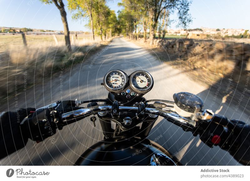 Unbekannter Motorradfahrer fährt Motorrad auf dem Lande Fahrrad Mitfahrgelegenheit Straße reisen schnell Rennen Fahrzeug Rad Abenteuer aktiv Adrenalin anonym