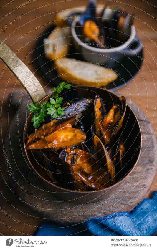 Gedämpfte Muscheln Kochtopf Küchenkräuter Essen zubereiten Weichtier Meeresfrüchte Mittagessen Feinschmecker Miesmuschel Lebensmittel Speise Krebstier Mahlzeit