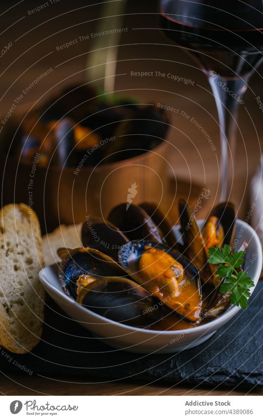 Gedämpfte Muscheln Schalen & Schüsseln Küchenkräuter Essen zubereiten Weichtier Teller Meeresfrüchte Mittagessen Feinschmecker Miesmuschel Lebensmittel Speise