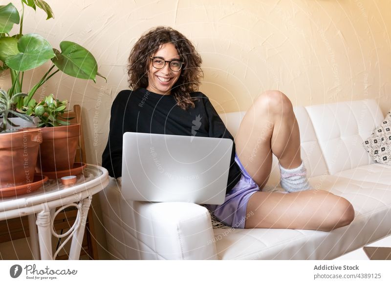 Junge Frau, die zu Hause am Laptop arbeitet benutzend freiberuflich abgelegen Arbeit online Internet digital jung hispanisch ethnisch Browsen Surfen Entfernung