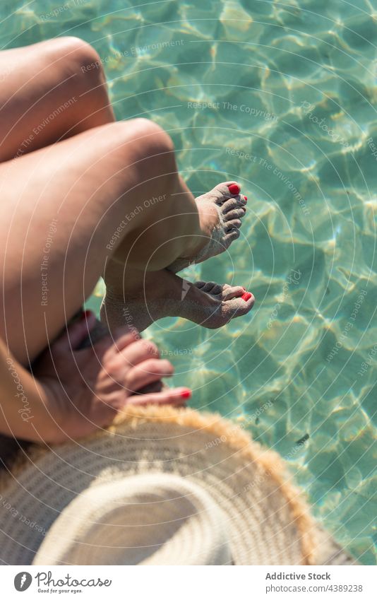 Crop Frau sitzt auf Pier am Meer im Sommer MEER Paradies Urlaub sonnig Feiertag genießen Kai Playa de Muro Alcudia Mallorca Spanien sich[Akk] entspannen ruhen