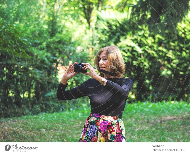 ältere aktive blonde kaukasische Frau im Park im Freien in der Mitte der Saison zu fotografieren Schönheit Natur Behaarung Fotografieren Menschen Wald Lächeln