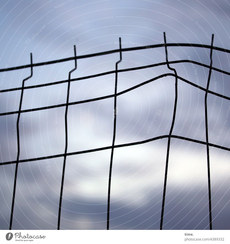Zwischenräume | Geschichten vom Zaun (107) zaun himmel verbogen metall metallzaun abend abendlicht abendhimmel bauzaun linien schutz sicherung absicherung spitz