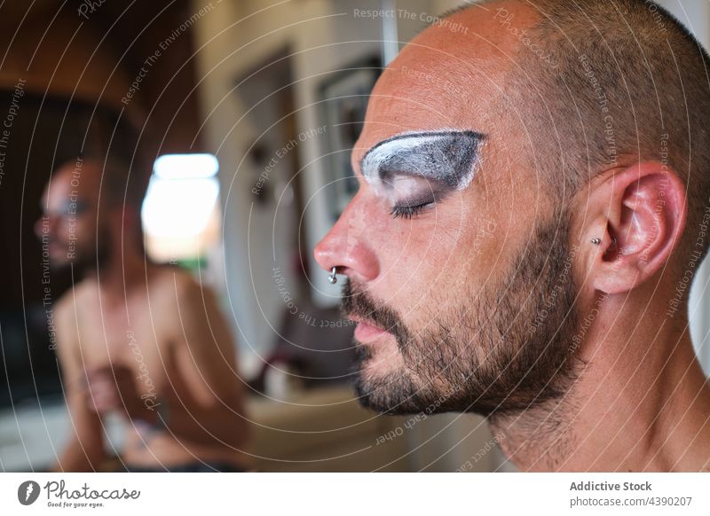 Dragqueen-Mann mit Make-up Drag Queen Augenbraue Kosmetik Gesicht Geschlecht Vollbart Gesichtsbehandlung Konzept bisexuell Augenlid Transgender männlich