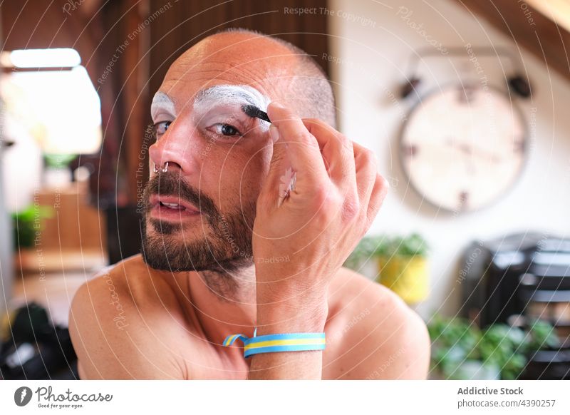 Bärtiger Mann, der sich als Dragqueen schminkt Drag Queen Make-up bisexuell Augenbraue bewerben Kosmetik Geschlecht Gesicht Transgender männlich Piercing
