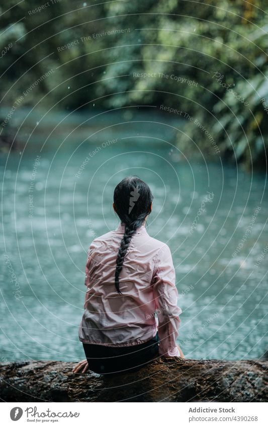 Frau in nassem Hemd sitzt in der Nähe des Flusses allein Reisender Natur sich[Akk] entspannen Einsamkeit Abenteuer Wald ruhig reisen Tourismus Dschungel Urlaub