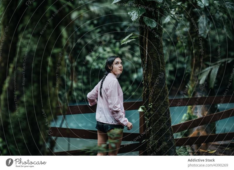 Reisende Frau steht in der Nähe eines Flusses im Dschungel Brücke Reisender Natur tropisch Abenteuer Wald Steg jung reisen Tourismus Urlaub celeste alajuela