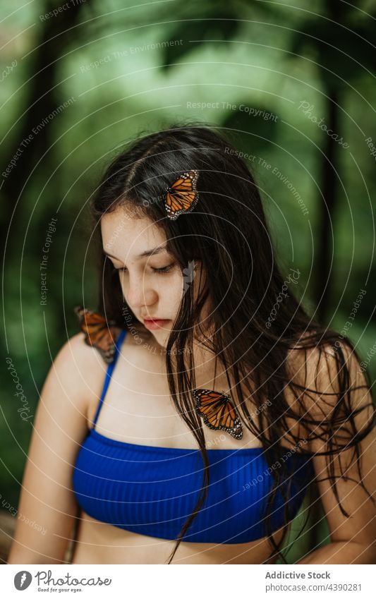 Zärtliche Frau mit Schmetterlingen in der Natur Umwelt Angebot Sommer Insekt rein tropisch farbenfroh jung lange Haare Reisender romantisch Erholung Laubwerk