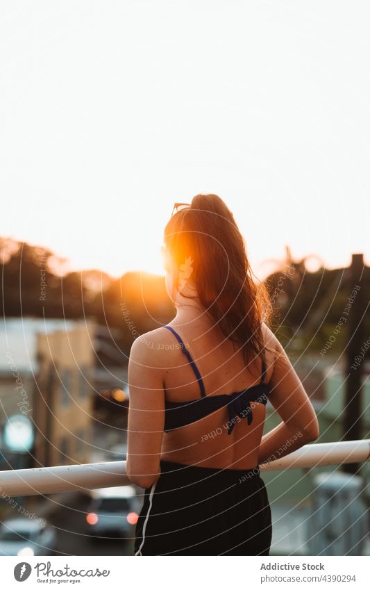 Frau genießt Sonnenuntergang in der Stadt Sommer sich[Akk] entspannen urban ruhen allein Reling Brücke Windstille Sonnenlicht Abend Großstadt ruhig friedlich