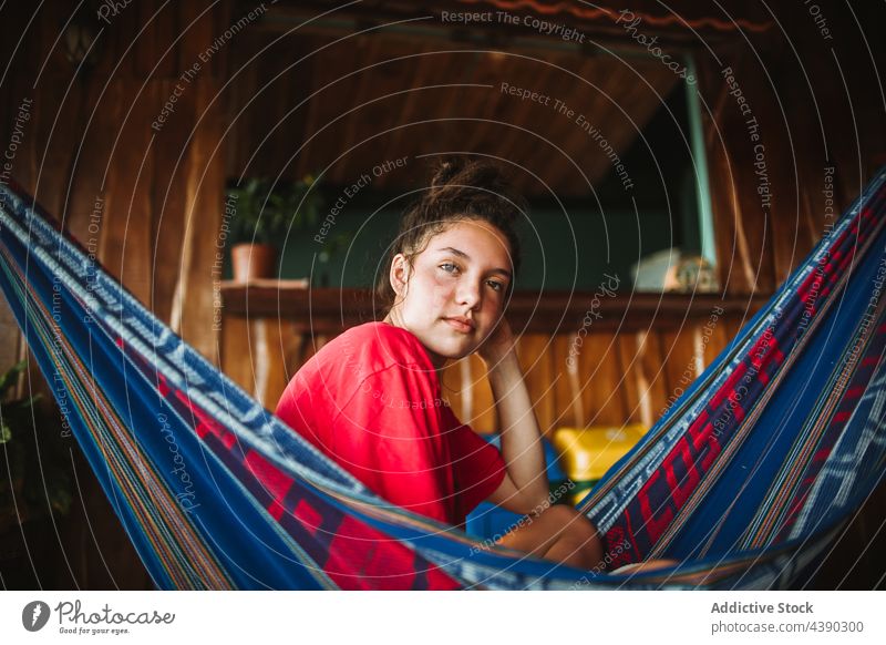Junge Frau entspannt in Hängematte Sommer tropisch sich[Akk] entspannen reisen Kälte Urlaub ruhen Feiertag Terrasse jung Erholung Windstille Tourismus ruhig