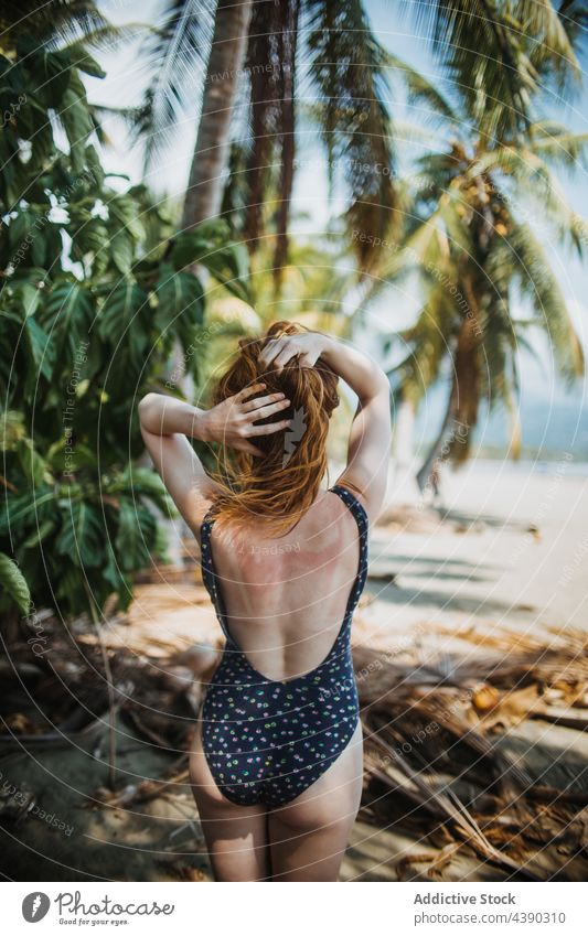 Schlanke Frau im Badeanzug am tropischen Strand Handfläche Sommer Rotschopf Urlaub reisen Natur Meeresufer Feiertag Paradies genießen Seeküste MEER Küste