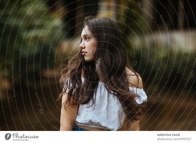 Verträumte junge Frau in der Natur verträumt nachdenklich Sommer lange Haare besinnlich brünett Teenager feminin Jugendlicher Top romantisch einsam Einsamkeit