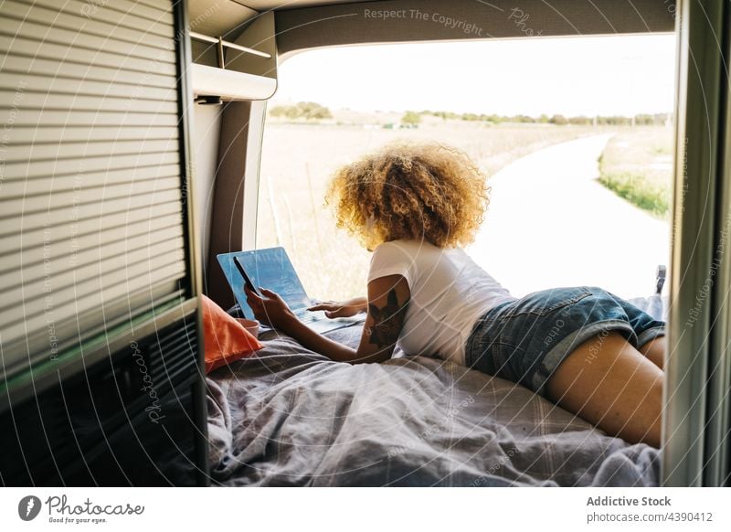 Ethnische Frau chillt im Wohnmobil Kleintransporter Laptop benutzend ruhen Sommer Reisender Feiertag Afroamerikaner schwarz ethnisch jung Urlaub krause Haare