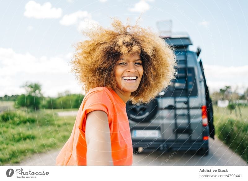 Schwarze Reisende führt Freund zum Wohnmobil Frau Reisender Autoreise mir folgen Lächeln Sommer Landschaft Zusammensein Blei Longboard Kleintransporter Glück