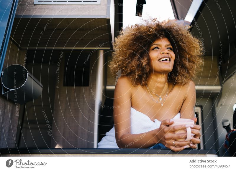 Schwarze Frau ruht sich morgens im Wohnwagen aus ruhen Morgen Wochenende Autoreise Sommer Heißgetränk modern Reisender jung schwarz Afroamerikaner ethnisch
