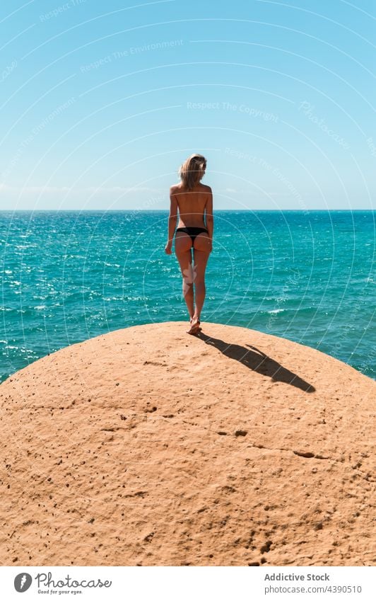 Anonyme Frau beim Sonnenbaden am felsigen Strand MEER Sommer Stein allein verträumt Urlaub oben ohne sich[Akk] entspannen blond Erholung reisen Freiheit