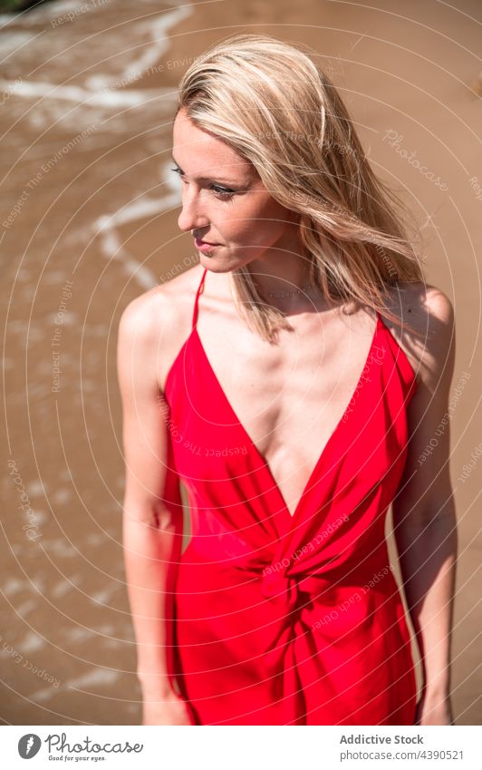 Charmante Frau im roten Kleid am Strand Stil Sommer Mode Farbe Charme provokant jung blond Outfit Aussehen Sonnenkleid Dekolleté nackte Schultern MEER Meer