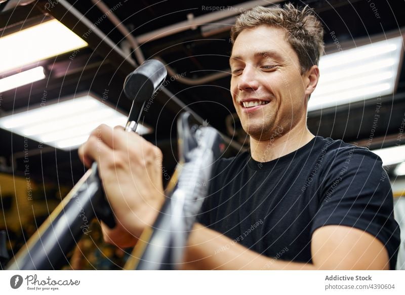 Männlicher Techniker repariert Fahrrad in Garage Mann Reparatur schrauben professionell Flugzeugwartung Dienst manuell männlich Erwachsener fixieren Arbeit