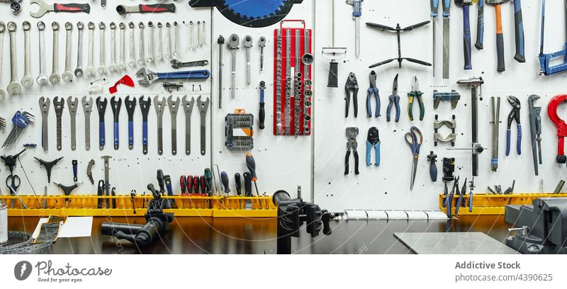 Sammlung von Reparaturwerkzeugen an der Wand Werkzeug Hobelbank Bausatz professionell Garage Lager Werkstatt Arbeit Flugzeugwartung Dienst genau fixieren