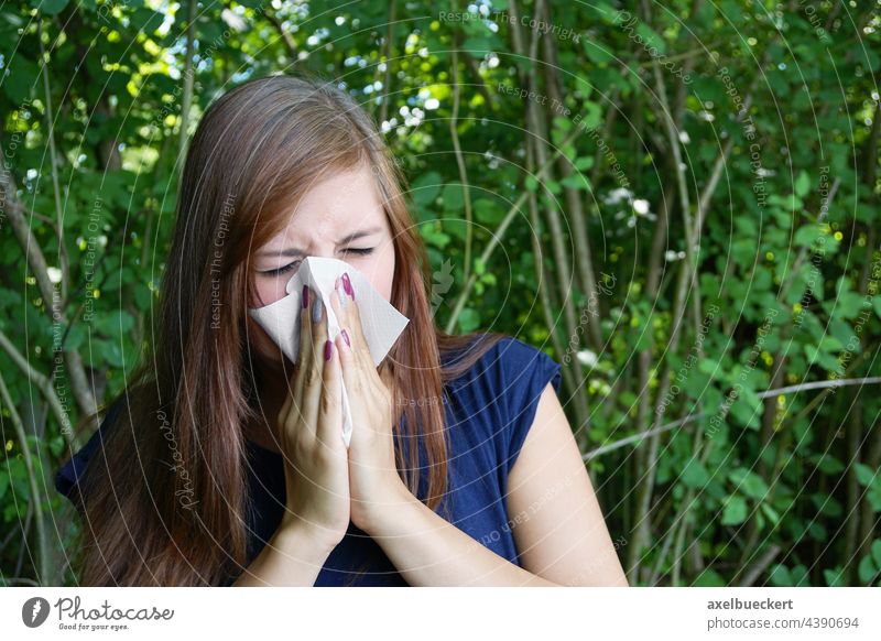 junge Frau mit Heuschnupfen putzt sich die Nase mit Papiertaschentuch Schnupfen Nase putzen Taschentuch papiertaschentuch Allergie Schnäuzen Erkältung