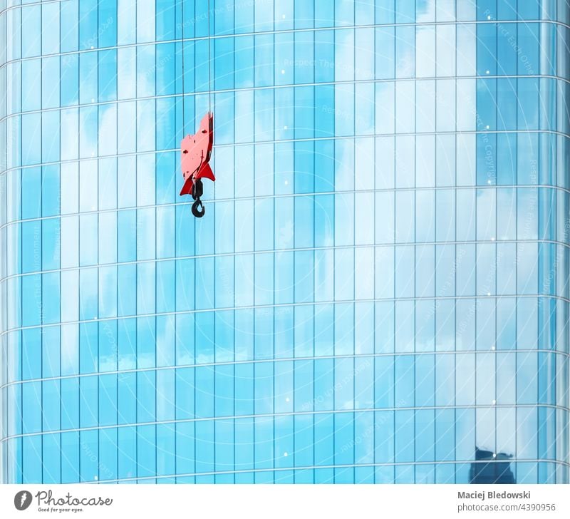 Kranhakenblock vor einer Glasfassade eines Wolkenkratzers, New York City, USA. Kranich Haken Klotz New York State Großstadt Gebäude Konstruktion Standort