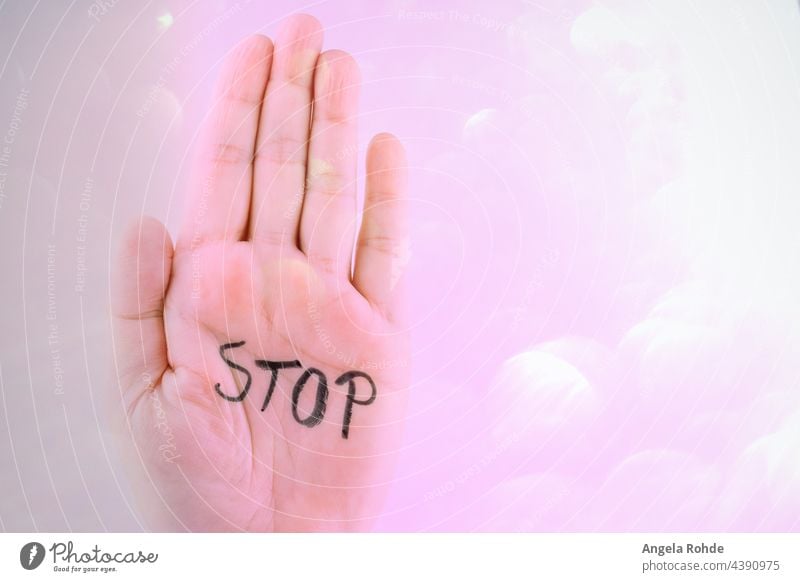 Erhobene Hand mit dem Wort "Stop" auf der Innenseite, rosa Hintergrund stoppen Zeichen Frau weiß vereinzelt Symbol gestikulieren Konzept Menschen Ermahnung