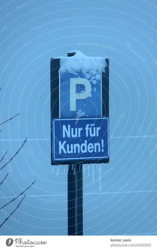 Parkplatzschild mit P und Nur für Kunden! im Winter mit Schnee und Eis Parken Kundenparkplatz blau parken Außenaufnahme Schilder & Markierungen Hinweisschild